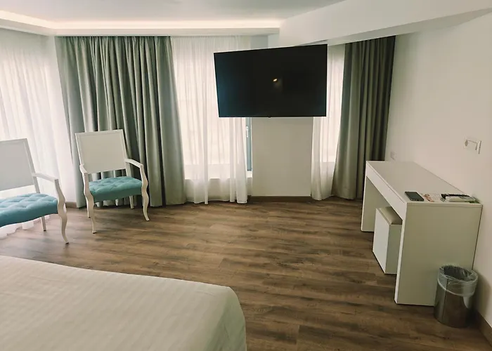 إيبيسكوس فندق 4*